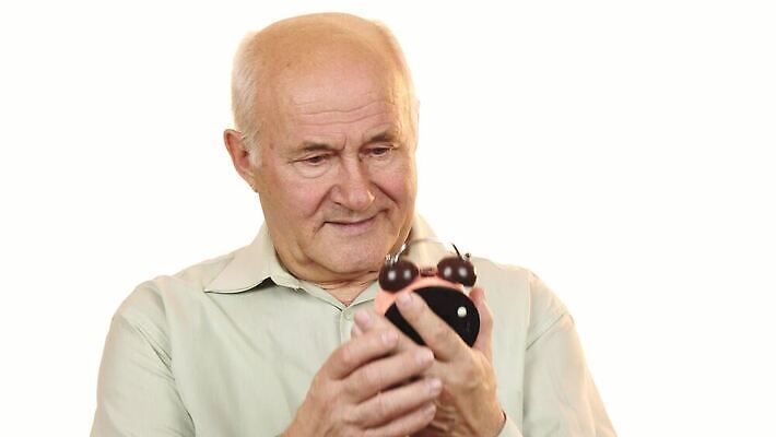 라이프스타일 할아버지 노년 감정 여유 얼굴 시계 아침 휴가 건강 한명 미소 사람 화목 기쁨 표현 시간 주름 60대 은퇴 긍정 공포 70대 재촉 고립 돌봄 마감 조부모 혼자 4K MOV 해외동영상 클립영상 주간 1 남자 컨셉 가족 모션 표정 성인 생활 신체부위 동영상 파일형식