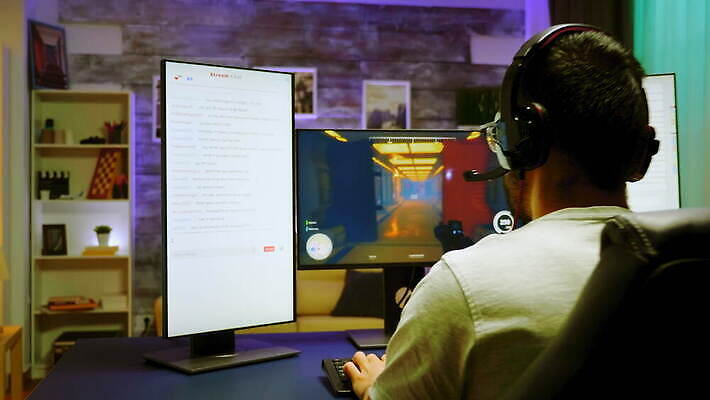 백인 직업 인터넷 놀이 주택 사람 사람없음 컴퓨터 스크린 헤드폰 흐름 게임 개울 발사 집중 마이크 전자 사수 온라인 게이머 플레이어 생존 크리에이터 4K MOV 해외동영상 클립영상 서양인 음향기기 컨셉 건물 전자제품 강 동영상 파일형식 1인미디어