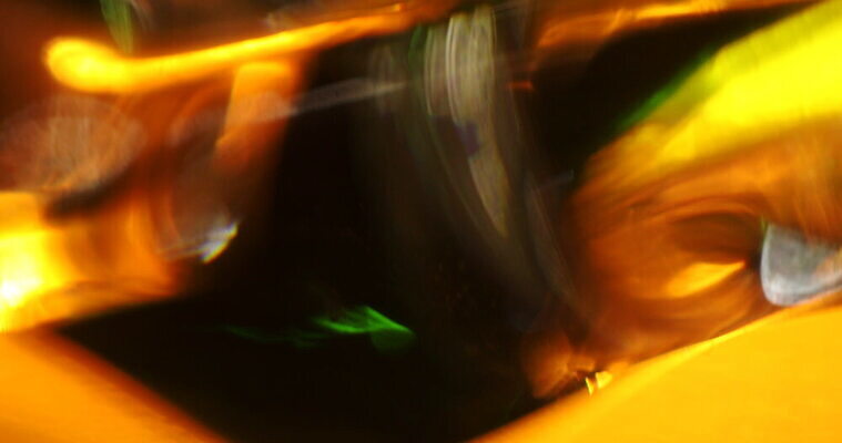 디자인 컬러 백그라운드 패턴 유리 추상 조명 미술 사람없음 장식 물 반사 노란색 디지털 젖음 추위 물방울 닫기 소프트포커스 브레이크 크리스탈 빗방울 질감 다이아몬드 유리그릇 블러 블러효과 새기다 인공 비어있는 4K MOV 해외동영상 클립영상 자연요소 그릇 무늬 모션 재질 문화예술 촬영기법 비_날씨 광석 보석 동영상 파일형식 효과