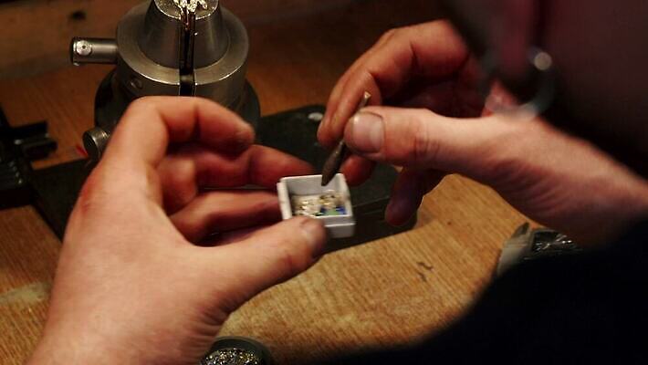 직업 손 손가락 탁자 기술 한명 사람 목재 상자 숫자 금속 디지털 공백 장비 공구 잡기 업무 작업 작업실 닫기 지시 보석 공예 책상 측정 바쁨 만들기 전자 철사 수공예 게이지 깊이 작업대 캘리퍼스 4K MOV 해외동영상 클립영상 나무 문자 1 가구 재료 모션 재질 취미 신체부위 도구 광석 동영상 파일형식