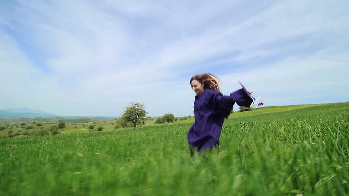 모자 학생 공원 여자 교육 행복 컨셉 밭 졸업 자연 성공 미래 한명 미소 초원 야외 빨간색 파란색 달리기 튤립 축하 가운 졸업장 싱글 흥분 대학교 총각 캡모자 혼자 가상 4K MOV 해외동영상 클립영상 모자_잡화 1 잡화 옷 공공시설 꽃 감정 컬러 농업 학교 모션 표정 사람 생태계 동영상 파일형식