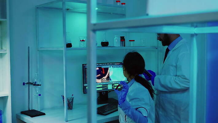 직업 과학 건강 현미경 실험 사람없음 치료 약 장비 간호사 의사 그룹 엔지니어 실험실 바이러스 보호 질병 야간 저녁 연구원 과학자 분석 직원 생물학 하이테크 미생물 혁명 개발 백신 전염병 화학자 코로나바이러스 4K MOV 해외동영상 클립영상 자연요소 교육 컨셉 의학 생물 기술 실험기구 의료진 기술자 동영상 학자 파일형식