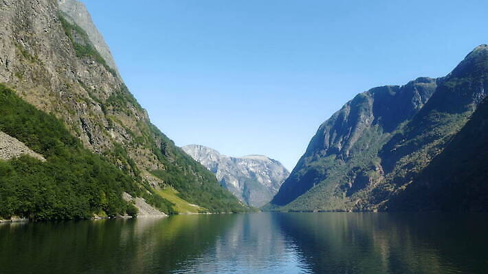 주간 나무 여행 자연 산 노르웨이 사람없음 파란색 강 계곡 펼침 보트 숲 언덕 북쪽 타이틀 스칸디나비아 피오르 4K MOV 해외동영상 클립영상 자연요소 식물 유럽 컬러 배_교통 모션 방향 생태계 지형 동영상 파일형식