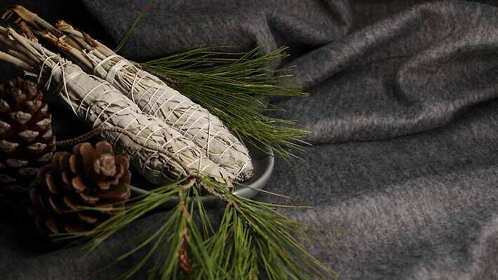 요가 휴식 사람없음 치료 미국 마법사 약재 흰색 원주민 씻기 약초 샌들 신비 인도인 청소 허브 명상 보따리 향기 캘리포니아 마법 아로마테라피 내추럴 연소 세이지 자연요법 4K MP4 해외동영상 클립영상 외국인 식물 웰빙 컬러 신발 컨셉 북아메리카 의학 동양인 약 청결 풀_식물 아프리카인 냄새 테라피 동영상 파일형식