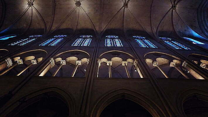 유럽 기독교 종교 문화 건축양식 유리 실내 사람없음 내부 건물 장식 성당 교회 어둠 천주교 프랑스 기둥 영혼 중세 역사 큼 천장 아치 프랑스어 고딕 랜드마크 수도권 옛날 웅장함 제단 파리(프랑스) 4K MOV 해외동영상 클립영상 문자 건축물 건축 나라 종교건축 재질 크기 지역 동영상 파일형식