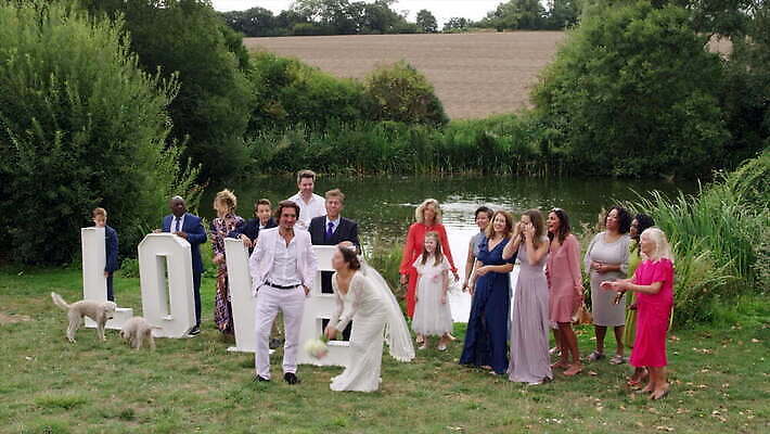 나무 백인 남자 행복 호수 꽃다발 신랑 결혼 성공 영국 함께함 실내 사랑 소년 여러명 10대 단어 반려동물 축하 잡기 던지기 우아함 개 흥분 성인남자만 성인여자만 4K 틸트업 MOV 해외동영상 클립영상 서양인 식물 동물 문자 꽃 감정 유럽 어린이 다수 컨셉 포유류 모션 청소년 촬영기법 사람 이벤트 내부 동영상 남자만 여자만 성인만 파일형식