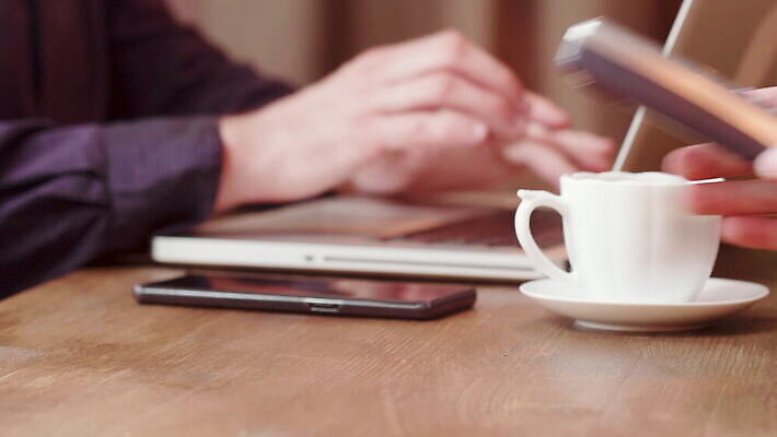 손 커피 이동 돈 비즈니스 통신 모바일 세포 사람없음 컵 금융 스마트폰 핸드폰 세일 상점 디지털 식당 기계 카페 신용카드 구매 웨이터 계산대 무선전화기 고객 스마트 서비스 전자 결제 서빙 질서 계산원 체크아웃 터미널 4K MOV 해외동영상 클립영상 직업 식기 음료 컨셉 신체부위 경제 전자제품 스마트기기 쇼핑 예절 재산 전화기 동영상 파일형식