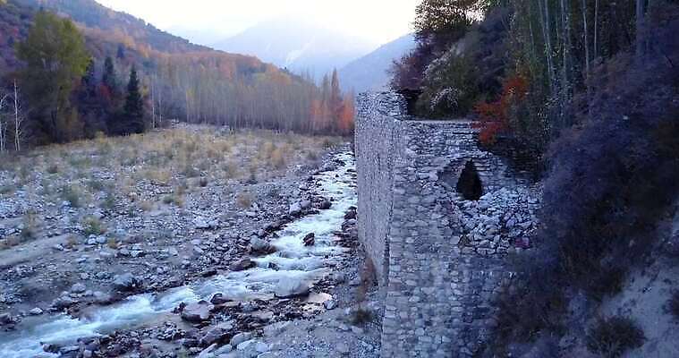 나무 유럽 여행 밭 오렌지 건축양식 자연 하늘 산 안테나 풍경 사람없음 건물 빨간색 물 강 계곡 일몰 안개 가을 바위 중세 역사 정상 숲 언덕 대문 암초 항공촬영 드론 랜드마크 리뷰 옛날 카자흐스탄 4K 알마티 MP4 해외동영상 클립영상 자연요소 식물 건축물 계절 건축 나라 아시아 뷰포인트 컬러 농업 과일 통신 날씨 문 노을 생태계 동영상 파일형식