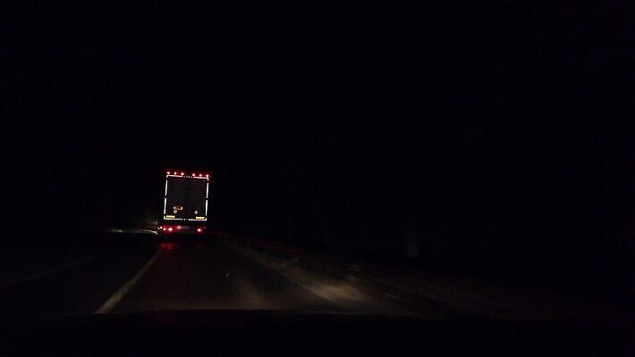 산업 도로 육상교통 여행 포즈 밭 비즈니스 교통시설 모션 자동차 거리 사람없음 앞모습 황혼 새벽 운전 트럭 화물 업무 고속도로 운전사 야간 아스팔트 배송 창고 속도 바쁨 짐차 무거움 트레일러 물류 블러효과 4K MP4 해외동영상 클립영상 자연요소 직업 길 교통수단 뷰포인트 교통 농업 일몰 운송업 작업 무게 시설 동영상 블러 파일형식 효과