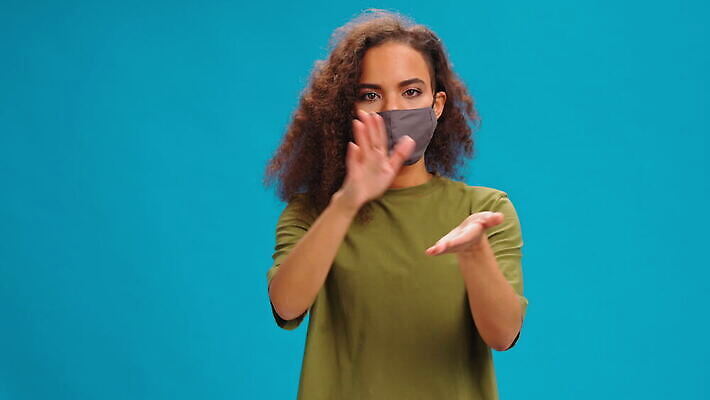 알파벳 여자 교육 흑인 통신 손가락 관리 말하기 마스크 한명 미소 손짓 단어 학습 교사 도움 바이러스 보호 심볼 사인 신호 귀 보여주기 청각 장애 맞춤법 벙어리 쉬운 헬프 코로나바이러스 4K MOV 해외동영상 클립영상 서양인 직업 문자 1 손 영어 컨셉 모션 표정 사람 한글 신체부위 동영상 파일형식