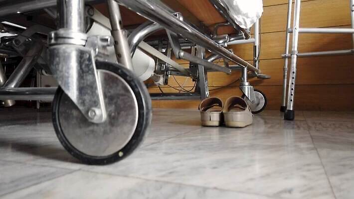 백인 여자 할머니 얼굴 휴식 주택 실내 건강 병원 사람 성인 사람없음 치료 약 쌓기 고통 추위 환자 간호사 침대 잠 씻기 질병 구조원 은퇴 히스패닉 병실 거짓말 기침 돌봄 옛날 천식 치유 헬프 노화 자선단체 4K MP4 해외동영상 클립영상 서양인 직업 노년 감정 가구 컨셉 의학 모션 내부 건물 신체부위 청결 의료진 도움 그룹 동영상 자선 파일형식