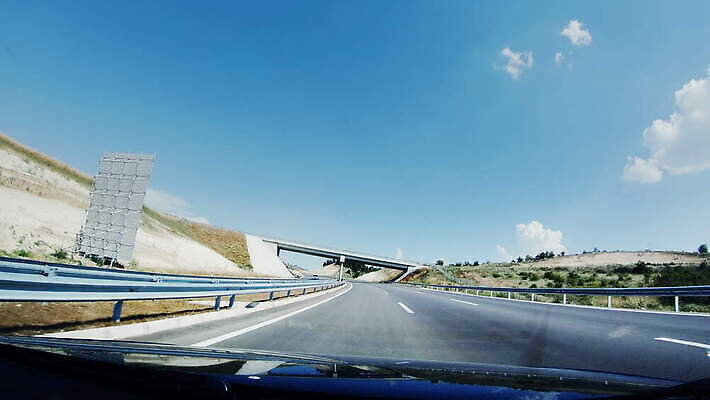 도로 여행 이동 곡선 교통시설 모션 자동차 사람없음 햇빛 운전 시골 레이싱 아스팔트 속도 굴곡 레이서 1인칭시점 4K 타임랩스 MOV 해외동영상 클립영상 시선 길 선 육상교통 교통 컨셉 촬영기법 시합 태양 시설 동영상 파일형식