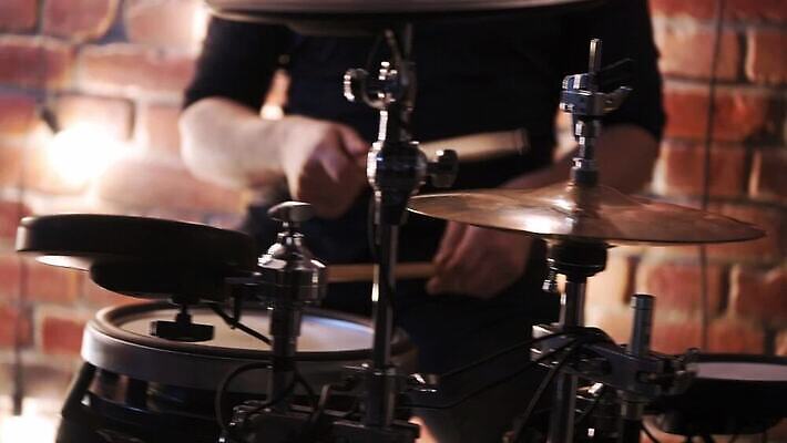 백인 음악 노래 놀이 타악기 실내 이벤트 사람없음 파티 소리 콘서트 무대 기구 축하 악단 저녁 드럼 쇼 드러머 뮤지컬 플레이어 MOV 해외동영상 클립영상 서양인 악기 컨셉 문화예술 내부 공연 야간 동영상 파일형식