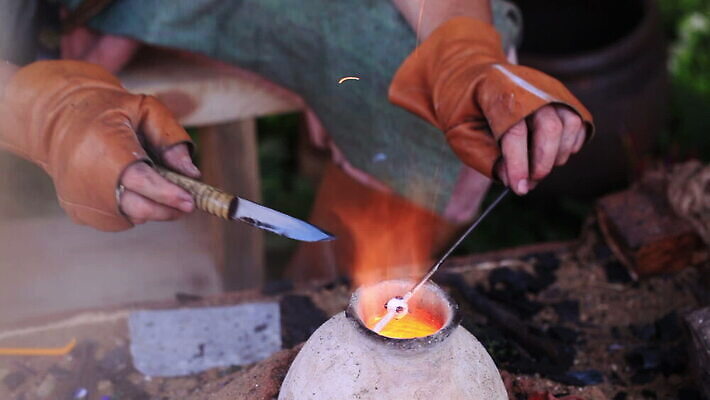 모양 전통 손 문화 유리 불 불꽃 노동자 미술 동양인 사람없음 장식 노란색 장비 과학기술 수확 공구 녹음 손전등 업무 뜨거움 복고 만들기 예술가 온도 광 방법 용광로 조작 핸드메이드 MOV 해외동영상 클립영상 자연요소 직업 컬러 농업 모션 재질 문화예술 조명 기술 인종 신체부위 도구 기록 작업 동영상 파일형식