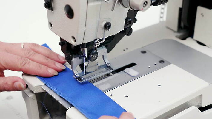 직업 손 옷 여자 산업 손가락 공장 사람 사람없음 기계 직물 면 업무 바늘 실 닫기 바느질 자르기 천 만들기 실타래 섬유 모터 재단사 방법 솜씨 4K MOV 해외동영상 클립영상 공업 모션 신체부위 도구 작업 동영상 파일형식