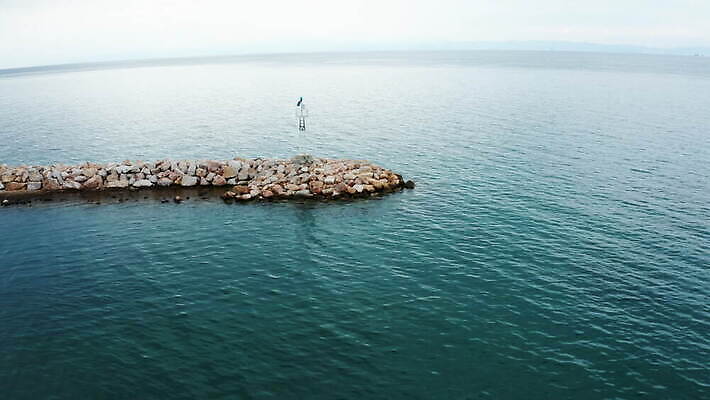 바다 여행 요트 낚시 안테나 풍경 사람없음 물 파란색 컬러풀 항구 산책로 만 보트 역사 재산 숲 땅 그림 포트 타운 동쪽 나루 드론 옛날 4K MOV 해외동영상 클립영상 자연요소 길 컬러 배_교통 통신 교통시설 레저 금융 도시 방향 동영상 파일형식