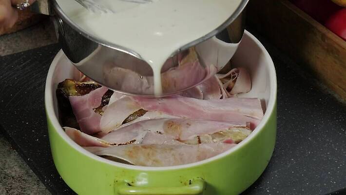 접시 음식 다이어트 채소 건강 육류 요리 사람없음 식사 저녁식사 굽기 크림 햄 날것 레시피 칼로리 점심식사 그라탱 쉬운 맛있는 4K MP4 해외동영상 클립영상 식기 식재료 서양음식 구이 동영상 파일형식