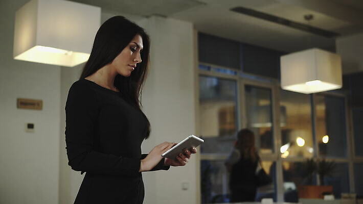 백인 직업 라이프스타일 여자 행복 인터넷 비즈니스 통신 탁자 회의 노동자 아파트 주택 기술 실내 대화 한명 서기 사람 앉기 성인 컴퓨터 태블릿 독서 알약 카메라 스크린 방 책상 확인 오디오 온라인 동영상 경영 터치스크린 혼자 4K MOV 해외동영상 클립영상 서양인 1 감정 가구 모션 말하기 내부 건물 생활 전자제품 스마트기기 약 파일형식