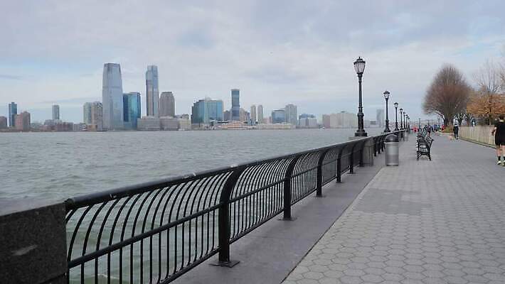 스포츠 건축양식 새로움 건강 사람없음 강 도시풍경 달리기 조깅 운동 걷기 고층빌딩 미국 산책로 도시 보행자 도심 연습 뉴욕 수로 대도시 스카이라인 맨해튼 달리기선수 저지 허드슨강 4K MOV 해외동영상 클립영상 건축 길 컨셉 북아메리카 모션 풍경 빌딩 육상선수 동영상 파일형식