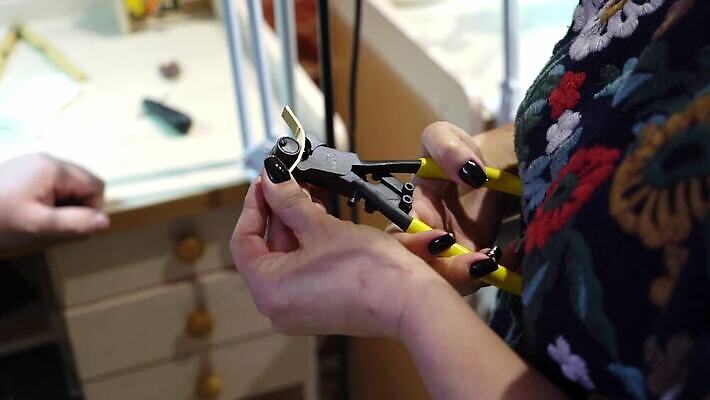 백인 직업 손 디자인 산업 장신구 공장 불 노동자 기술 관리 창조 사람없음 빛 금속 장비 공구 반지 잡기 업무 작업실 황금 고급 수리 제조 은색 상품 보석 만들기 다이아몬드 고정 닦기 판화 공예가 백금 MOV 해외동영상 클립영상 자연요소 서양인 컬러 컨셉 공업 모션 재질 미술 신체부위 도구 작업 광석 동영상 파일형식