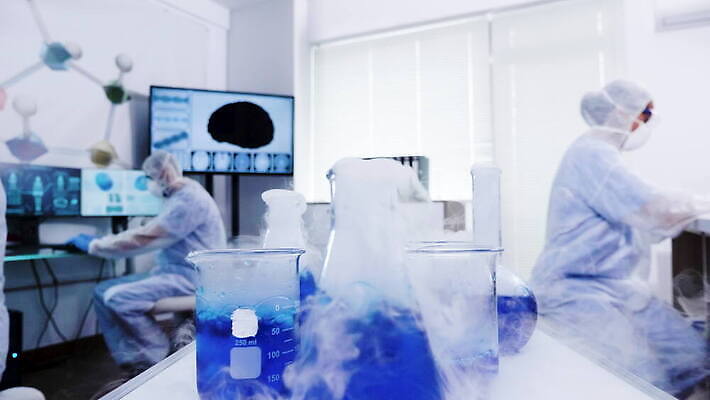 직업 남자 산업 과학 건강 현미경 실험 작업복 가면 사람없음 스터디 컴퓨터 약 스크린 카트 장비 의사 코트 램프 액체 실험실 결과 질병 연구원 과학자 뇌 생물학 튜브 공학 발견 조제 유전 화학자 1인칭시점 4K MOV 해외동영상 클립영상 시선 옷 교육 컨셉 의학 조명 실험기구 사람 전자제품 학습 외투 의료진 만들기 동영상 학자 파일형식