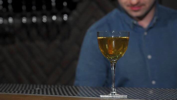 직업 라이프스타일 음료 유리 노동자 주류 실내 한명 파티 식당 얼음 희망 주스 카페 기쁨 알코올 칵테일 바 고명 액체 붓기 우아함 서비스 클럽 바텐더 테킬라 보드카 섞기 위스키 토닉 유흥 셰이커 맛있는 4K MOV 해외동영상 클립영상 자연요소 1 감정 컨셉 모션 재질 사람 이벤트 내부 생활 상점 동영상 파일형식