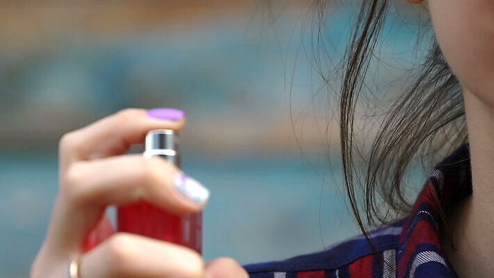 모델 1 손 여자 행복 백그라운드 한명 사람 빨간색 뷰티 유행 화장품 신선 잡기 화려 고급 우아함 향수 향기 냄새 아로마 분무기 돌봄 쾰른 신청 MOV 해외동영상 클립영상 감정 컬러 컨셉 모션 독일 신체부위 동영상 파일형식