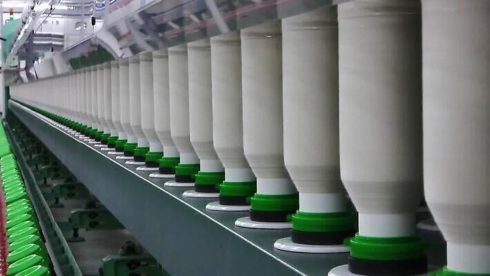 식물 옷 산업 선 비즈니스 공장 사람없음 기계 장비 흰색 공구 직물 면 업무 실 제조 바느질 실크 천 회전 실타래 섬유 얼레 방앗간 양모 감싸기 돌리기 방법 자동화 줄서기 MP4 해외동영상 클립영상 컬러 공업 모션 도구 작업 동영상 파일형식