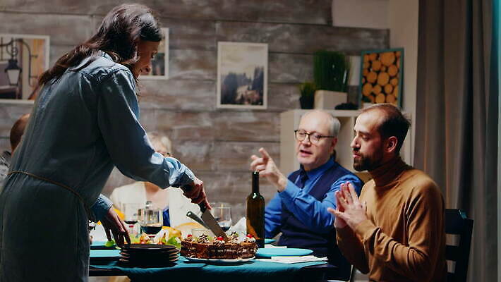 백인 할아버지 딸 행복 아들 할머니 가족 탁자 엄마 주택 기념 함께함 실내 미소 사람 소년 여러명 케이크 저녁식사 희망 기쁨 방 모임 축하 생일 그룹 아빠 야간 저녁 옛날 4K MOV 해외동영상 클립영상 자연요소 서양인 여자 기념일 노년 남자 감정 어린이 가구 다수 컨셉 관계 디저트 표정 내부 건물 식사 동영상 파일형식