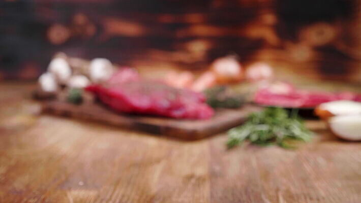 동물 접시 잡화 음식 조각 백그라운드 다이어트 채소 양파 건강 마늘 육류 돼지고기 스테이크 요리 비프스테이크 사람없음 빨간색 주방 식당 식사 당근 소고기 신선 혈액 그릴 바비큐 자르기 날것 슬라이스 후추 로즈메리 내추럴 단백질 식용 4K MOV 해외동영상 클립영상 식기 컬러 식재료 모션 주방용품 뿌리채소 서양음식 상점 허브 향신료 동영상 영양소 파일형식