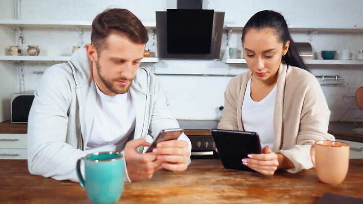 백인 라이프스타일 커플 커피 음료 인터넷 통신 가족 아침 주택 함께함 기술 앉기 두명 일상 금융 쇼핑 알약 유행 주방 스크린 타이핑 신선 네트워크 뉴스 닫기 토론 무선전화기 온라인 소셜 소셜네트워크 터치스크린 네트워킹 4K MOV 해외동영상 클립영상 주간 서양인 컨셉 관계 모션 사람 건물 라이프 생활 경제 약 전화기 동영상 파일형식