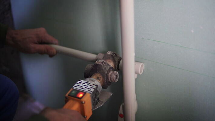 직업 손 남자 산업 부분 노동자 주택 사람 사람없음 건물 물 파란색 금속 주방 장비 욕실 공구 스패너 업무 원형 수리 플라스틱 오브젝트 서비스 싱크대 수도꼭지 고정 튜브 공학 판매원 유지 배관공 설치 업그레이드 철강 파이프라인 4K MOV 해외동영상 클립영상 자연요소 도형 건축물 교육 컬러 재질 신체부위 도구 작업 개수대 파이프_관 동영상 파일형식