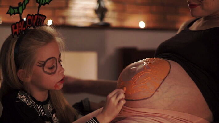 전통 라이프스타일 계절 여자 어린이 음식 2 신체 오렌지 가족 호박 주택 실내 미소 사람 두명 노란색 파티 페인트 임산부 임신 할로윈 가을 등불 아기 대접 예측 무서움 심볼 10월 돌봄 잭오랜턴 호러 복부 MOV 해외동영상 클립영상 감정 컬러 컨셉 채소 과일 관계 모션 조명 표정 이벤트 내부 건물 생활 신체부위 날짜 공포 동영상 파일형식