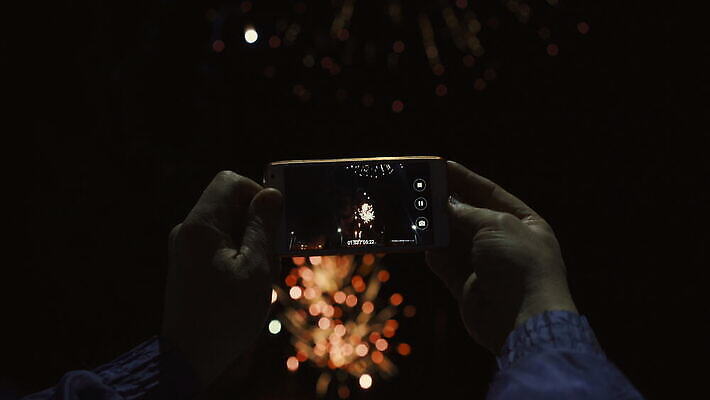 기념일 남자 백그라운드 크리스마스 하늘 불 모바일 휴가 불꽃 새로움 기념 폭죽 불꽃놀이 관리 사람 이벤트 사람없음 빛 스마트폰 핸드폰 파티 카메라 디지털 스크린 사진촬영 축제 축하 도시 생일 야간 소프트포커스 폭발 전화기 전자 파열 7월 광 셀룰러 4K MOV 해외동영상 클립영상 자연요소 컨셉 놀이 촬영기법 전자제품 스마트기기 촬영 날짜 동영상 파일형식