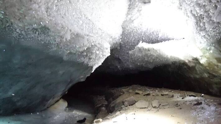 호수 여행 백그라운드 겨울 자연 하늘 산 실내 아이슬란드 사람없음 야외 물 파란색 냉동 얼음 추위 안개 광선 흰색 등불 투명 동굴 크리스탈 북극 묘사 빙하 서리 빙산 북쪽 내추럴 종유석 카자흐스탄 4K 알마티 MP4 해외동영상 클립영상 자연요소 계절 유럽 아시아 컬러 날씨 조명 내부 광석 극지방 방향 생태계 동영상 파일형식