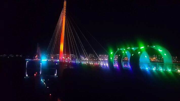 유럽 아시아 바다 여행 건축양식 전등 조명 한국 동양인 풍경 사람없음 건물 물 도시풍경 반사 여행객 탑 항구 고층빌딩 새벽 도시 만 보트 도심 야간 저녁 장면 스카이라인 석호 빛망울 랜드마크 4K MP4 해외동영상 클립영상 자연요소 건축물 건축 나라 배_교통 교통시설 사람 인종 빌딩 빛 동영상 파일형식