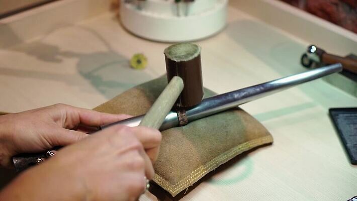 백인 직업 손 디자인 산업 장신구 공장 불 노동자 기술 관리 창조 사람없음 빛 금속 장비 공구 반지 잡기 업무 작업실 황금 고급 수리 제조 은색 상품 보석 만들기 다이아몬드 고정 닦기 판화 공예가 백금 MOV 해외동영상 클립영상 자연요소 서양인 컬러 컨셉 공업 모션 재질 미술 신체부위 도구 작업 광석 동영상 파일형식