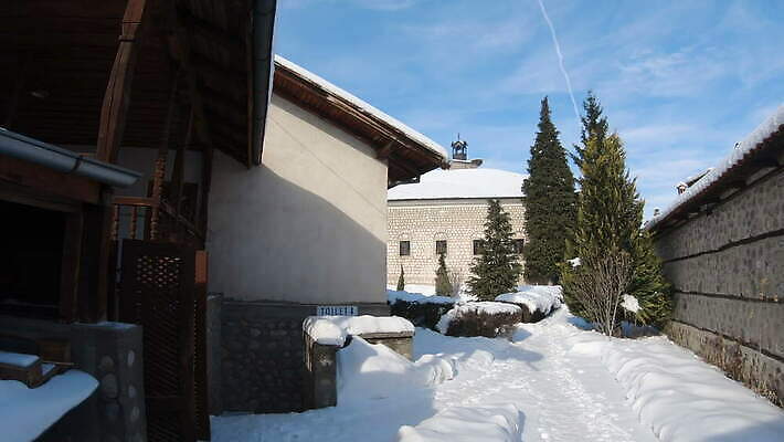 구름 전통 유럽 종교 문화 컬러 여행 건축양식 부분 하늘 휴가 주택 미술 사람없음 건물 파란색 성당 교회 환경 탑 바위 도시 센터 중세 역사 숲 큼 11월 신성 지역 타운 8월 랜드마크 발칸반도 불가리아 옛날 4K 반스코 MOV 해외동영상 클립영상 자연요소 건축물 건축 나라 종교건축 문화예술 날짜 크기 동영상 파일형식 남유럽