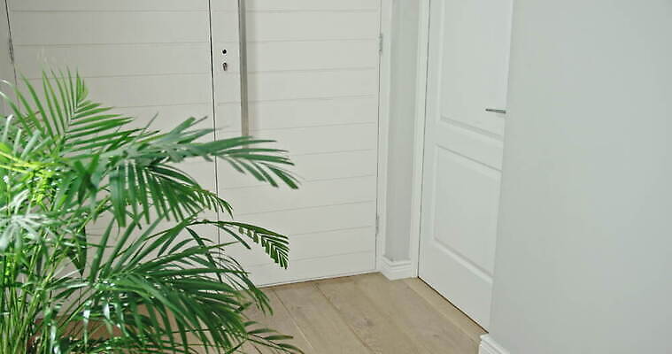 학생 남자 남학생 가방 배낭 아프리카 출입구 주택 실내 한명 소년 두명 캐주얼 인테리어 금발 문 걷기 복도 남아프리카 케이프타운 4K MOV 해외동영상 클립영상 1 헤어스타일 디자인 잡화 옷 나라 어린이 모션 사람 내부 건물 동영상 남아프리카공화국 파일형식