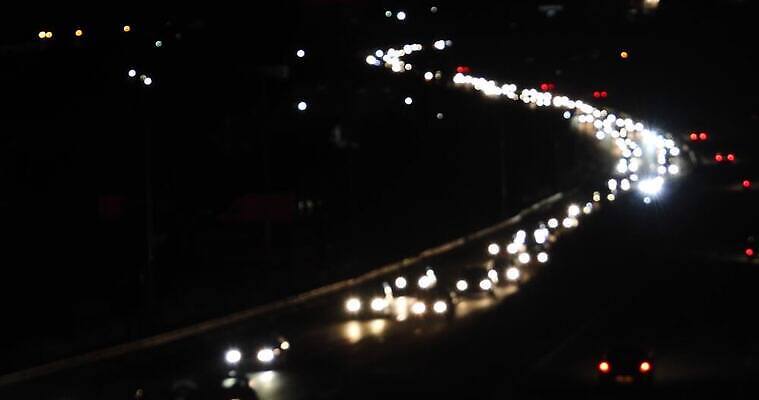 도로 컬러 여행 백그라운드 이동 교통시설 모션 자동차 추상 거리 사람없음 건물 빨간색 파란색 빛 도시풍경 반사 우주 어둠 황혼 새벽 운전 수확 램프 도시 고속도로 도심 야간 저녁 소프트포커스 아스팔트 속도 바쁨 보케 네온 장면 빛망울 블러 자동 유흥 효과 4K MP4 해외동영상 클립영상 자연요소 건축물 길 육상교통 교통 컨셉 무늬 농업 조명 촬영기법 풍경 일몰 밤 시설 동영상 파일형식