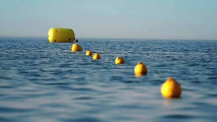 선 밧줄 바다 컬러 여행 자연 휴식 안전 풍경 사람없음 야외 빨간색 물 여름 파란색 울타리 태양 수영 장비 흰색 경계선 원형 보호 위험 플라스틱 심볼 오브젝트 보안 지역 나누기 부표 깊이 줄서기 헬프 수평선 국경 4K MP4 해외동영상 클립영상 자연요소 도형 계절 줄 컨셉 모션 재질 담장 수상스포츠 도움 경계 생태계 동영상 파일형식