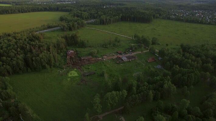 도로 밭 자동차 자연 안테나 풍경 사람없음 목재 초록색 여름 마을 시골 고속도로 숲 러시아 타운 항공촬영 교외 드론 파멸 4K MOV 해외동영상 클립영상 나무 계절 유럽 길 육상교통 뷰포인트 컬러 컨셉 농업 재료 통신 교통시설 도시 생태계 동영상 파일형식 소멸