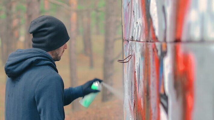 남자 벽 거리 한명 사람 청년 야외 페인트 손상 자유 도시 범죄 그래피티 그림 스프레이 화가 분무기 에어로졸 항의 MOV 해외동영상 클립영상 직업 1 컨셉 성인 낙서 동영상 파일형식