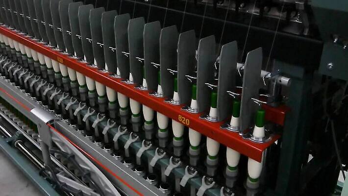 식물 옷 산업 선 비즈니스 공장 사람없음 기계 장비 흰색 공구 직물 면 업무 실 제조 바느질 실크 천 회전 실타래 섬유 얼레 방앗간 양모 감싸기 돌리기 방법 자동화 줄서기 MP4 해외동영상 클립영상 컬러 공업 모션 도구 작업 동영상 파일형식