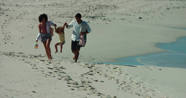 백인 웰빙 여자 남자 딸 행복 초등학생 어린이 여행 가족 관계 아프리카 청소년 엄마 휴가 휴식 함께함 20대 성인 야외 캐주얼 세명 30대 부모 달리기 손잡기 잡기 아빠 결합 다인종 남아프리카 리프팅 케이프타운 성인여자만 혼혈 4K MOV 해외동영상 클립영상 서양인 학생 옷 감정 나라 컨셉 모션 사람 인종 청년 장년 다문화 동영상 남아프리카공화국 여자만 성인만 파일형식