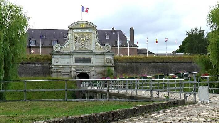 꽃 유럽 도로 사람없음 프랑스 바위 깃발 도시 센터 방어 역사 군용 육군 애국심 프랑스어 구시가지 구역 랜드마크 방법 조언 MP4 해외동영상 클립영상 식물 문자 나라 길 교통시설 군대 어류 돌_바위 동영상 파일형식