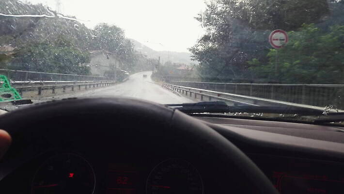 도로 여행 컨셉 창문 교통시설 자동차 유리 날씨 추상 산 거리 경고 안전 사람 사람없음 빛 운전 젖음 시골 도시 고속도로 숲 위험 빗방울 속도 폭풍 건너기 방법 한계 1인칭시점 4K MOV 해외동영상 클립영상 시선 길 육상교통 교통 무늬 모션 재질 비_날씨 시설 동영상 파일형식