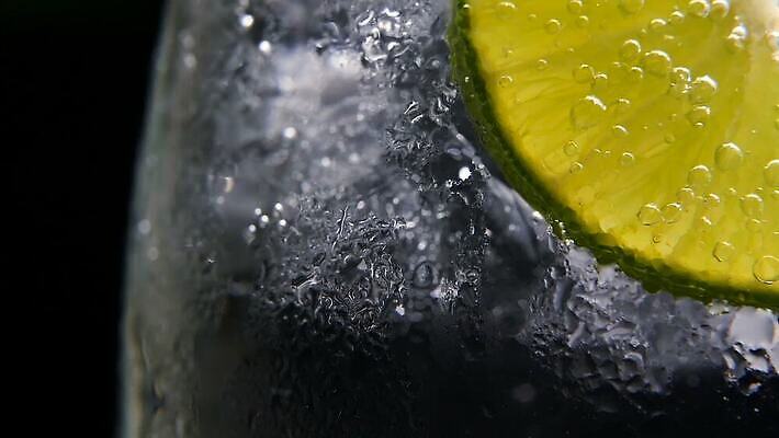 음료 조각 과일 재료 부분 귤 건강 사람없음 초록색 물 반짝임 냉동 얼음 검은색 주스 거품 추위 껍질 알코올 신선 칵테일 바 원형 고명 닫기 달콤 맛 떨어짐 먹기 레몬 레모네이드 향기 라임 모히토 소다 토닉 MOV 해외동영상 클립영상 자연요소 도형 컬러 컨셉 모션 주류 냄새 동영상 에이드 파일형식