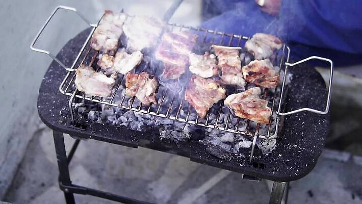 접시 음식 백그라운드 컨셉 가족 불 육류 돼지고기 스테이크 요리 사람없음 야외 여름 파티 식사 저녁식사 봄 소고기 뜨거움 연기 맛 그릴 바비큐 자르기 굽기 점심식사 뒤뜰 맛있는 MP4 해외동영상 슬로모션 클립영상 자연요소 식기 계절 식재료 관계 모션 주방용품 서양음식 촬영기법 이벤트 구이 동영상 파일형식