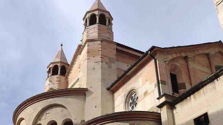 외관 유럽 종교 여행 건축양식 하늘 거리 사람없음 야외 건물 파란색 조각상 성당 교회 탑 이탈리아 세계문화유산 종 도시 사찰 중세 재산 정사각형 광장 대리석 대성당 타운 종탑 랜드마크 로마네스크 옛날 4K MOV 해외동영상 클립영상 도형 건축물 건축 나라 컬러 재료 종교건축 금융 조형물 문화재 역사 동영상 파일형식
